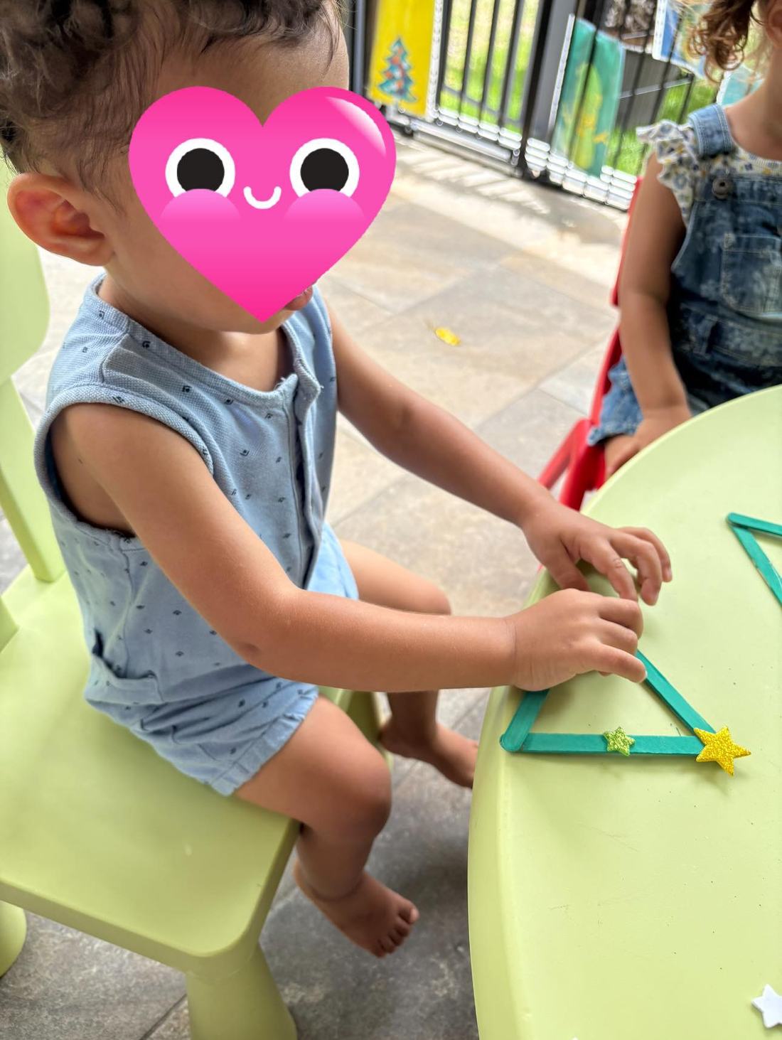 Bricolage en extérieur avec des bâtonnets chez Audrey, assistante maternelle à Saint-Joseph