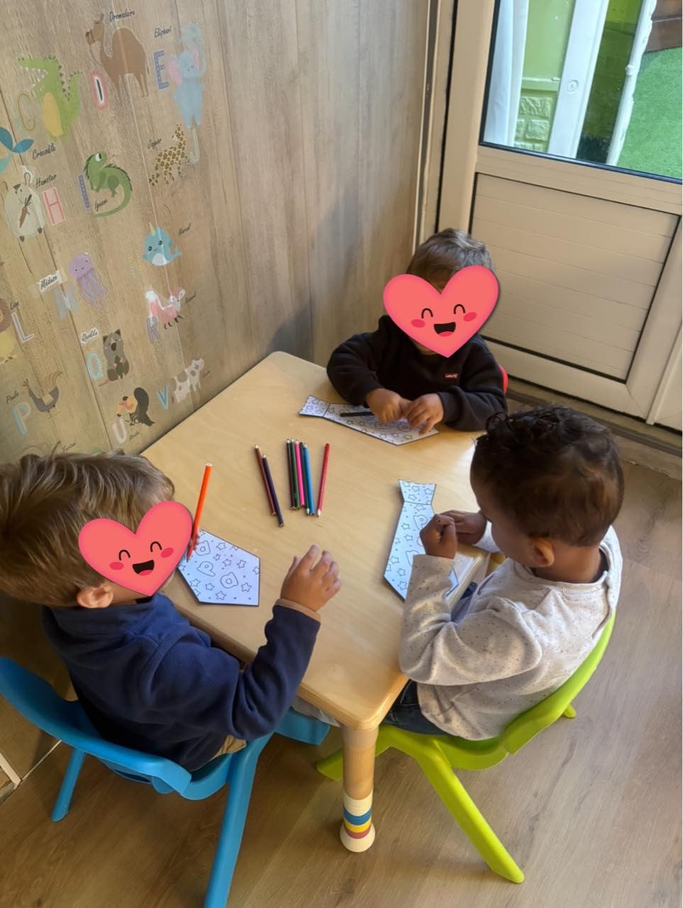 Enfants réalisant une activité créative autour de la table chez Audrey, assistante maternelle agréée