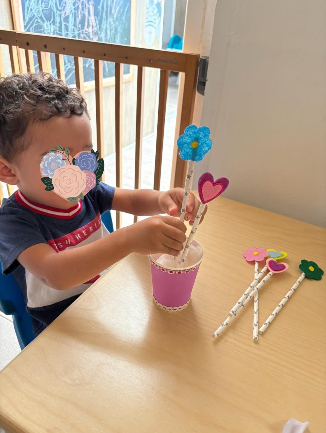 Bricolage de fleurs en crayons et feutrine, activité créative pour enfants