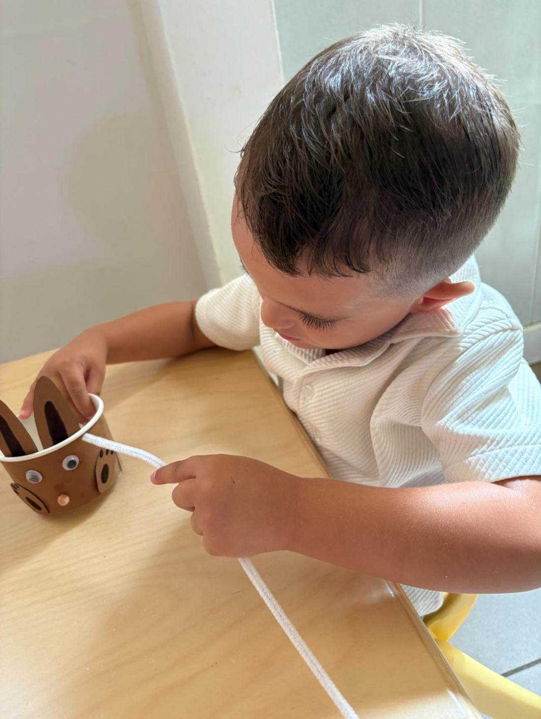 Bricolage d'un lapin en gobelet, activité manuelle pour jeunes enfants