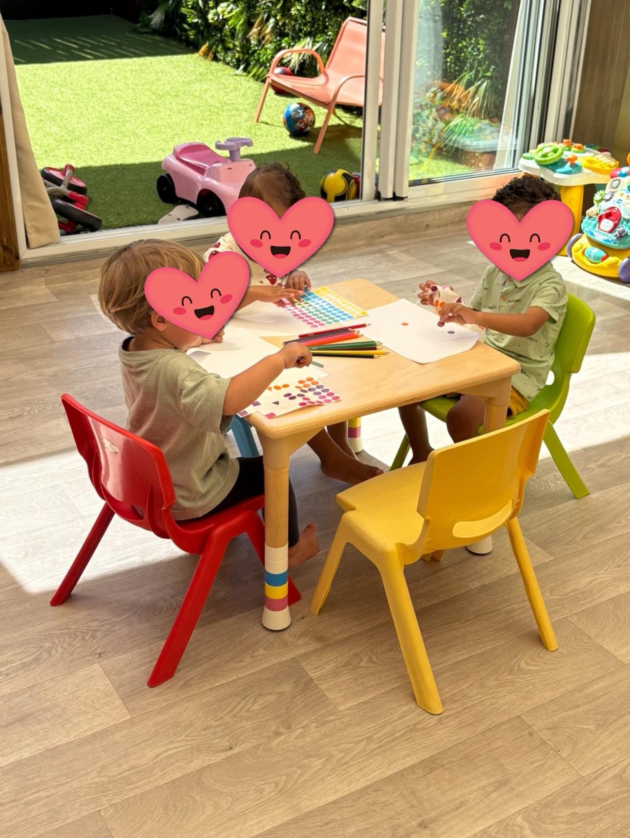 Enfants installés autour de la table dans l'espace d'accueil lumineux d'Audrey, assistante maternelle à Saint-Joseph