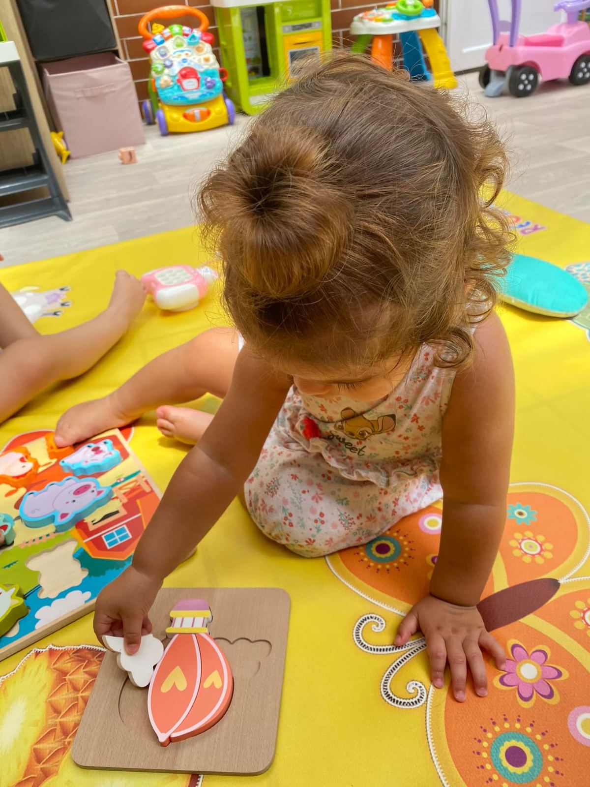 Espace de jeu avec tapis et jouets d'éveil chez Audrey, assistante maternelle à Saint-Joseph