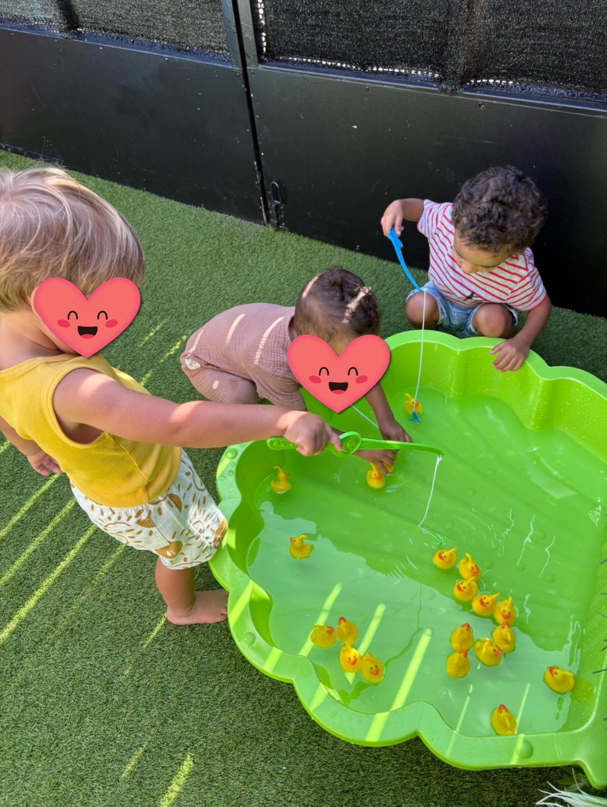Enfants jouant dehors avec des jeux d'eau dans le jardin d'Audrey à Saint-Joseph